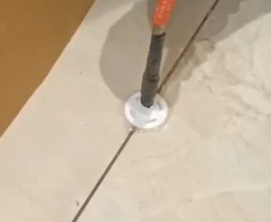 姚安瓷砖空鼓维修公司专业解答瓷砖在铺贴过程中，如果没有涂抹均匀到位的粘结材料（如水泥砂浆或瓷砖胶），可能会导致以下问题
